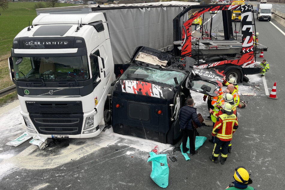 Bei einem Unfall zwischen zwei Lastwagen ist am Montagnachmittag das Führerhaus eines der Fahrzeuge abgerissen worden.