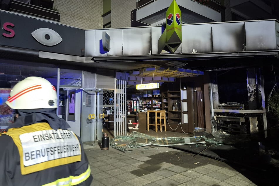 Das Café stand nach der Explosion um kurz vor 3 Uhr am frühen Mittwochmorgen in Flammen.