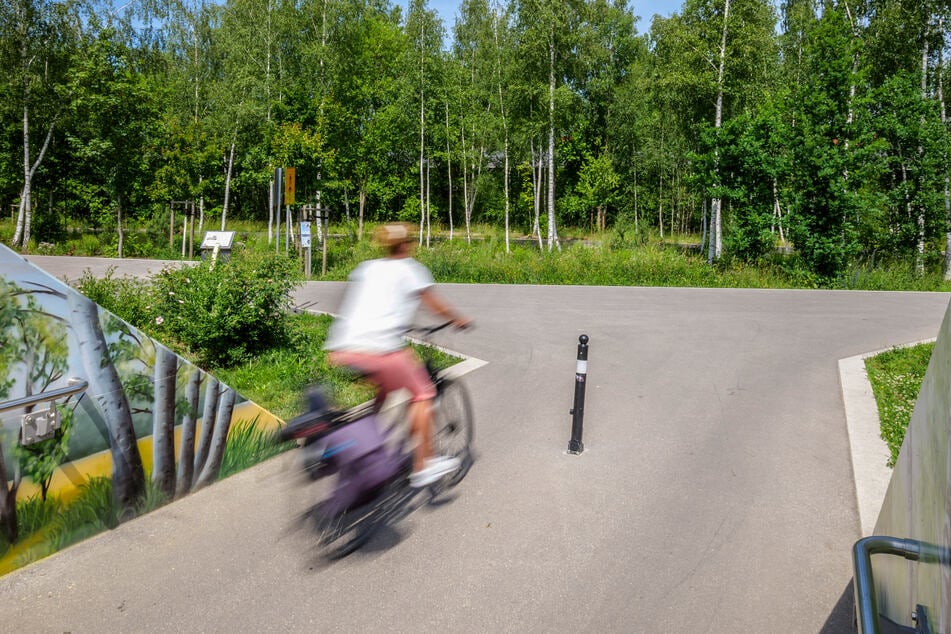 Statt nach rechts zum Premiumradweg, biegen viele Fahrradfahrer, die von der Brücke kommen, nach links ab.