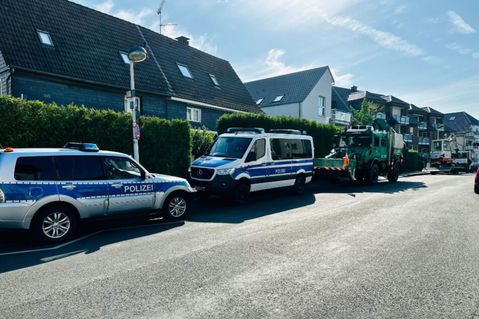 Mehrere Polizisten sind nach der endgültigen Zuordnung des Knochens in der Heresbachstraße im Einsatz.