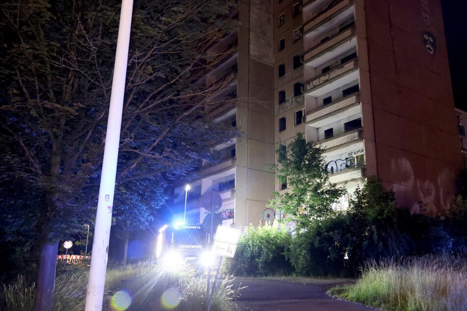 Die Feuerwehr musste zum leerstehenden Hochhaus an der Zwickauer Straße ausrücken.