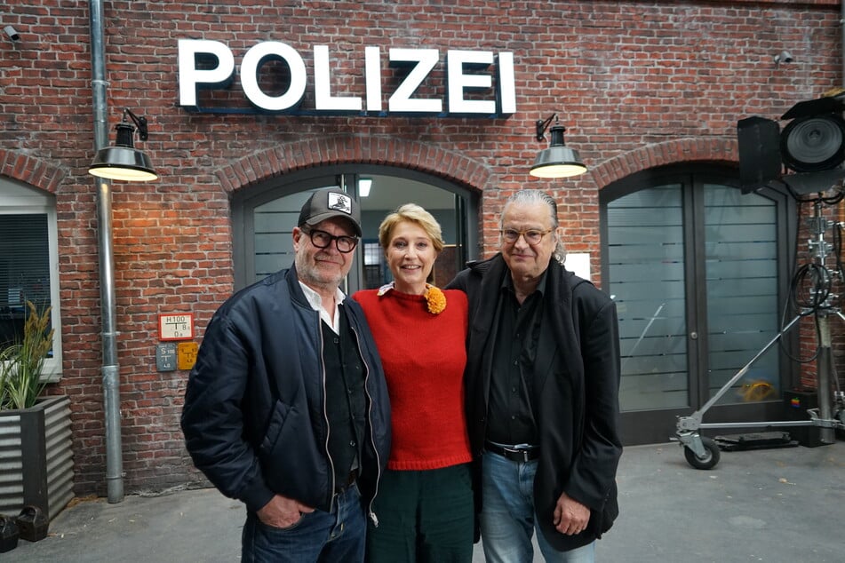 Saskia Fischer (59, m) am Dienstag zusammen mit Ulrich Waller (69,r.), Intendant des St. Pauli Theaters, und Regisseur Guntbert Warns (65) beim Pressetermin beim "Großstadtrevier"-Set in Hamburg.