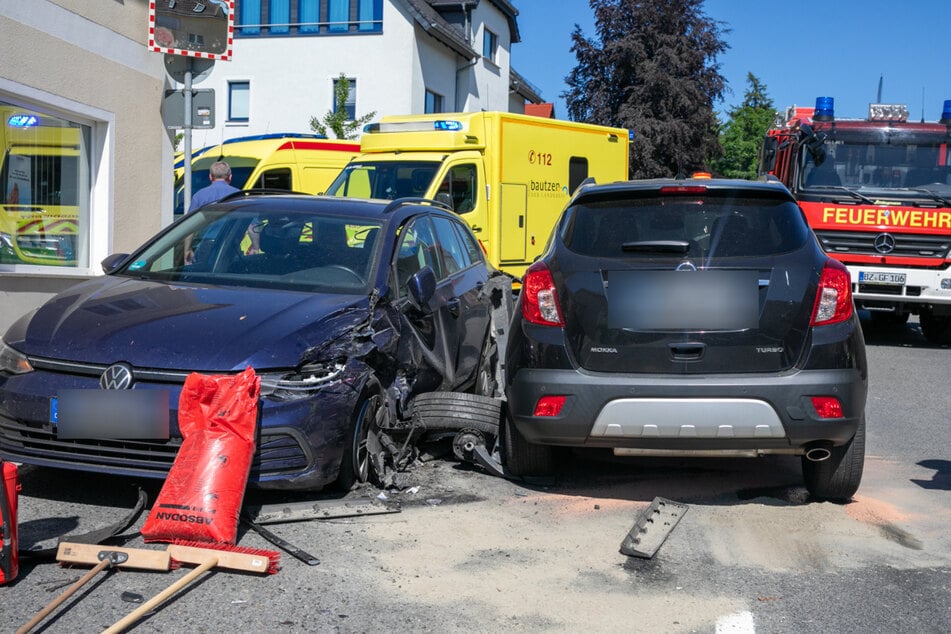 Die Feuerwehr musste auslaufende Betriebsstoffe binden.