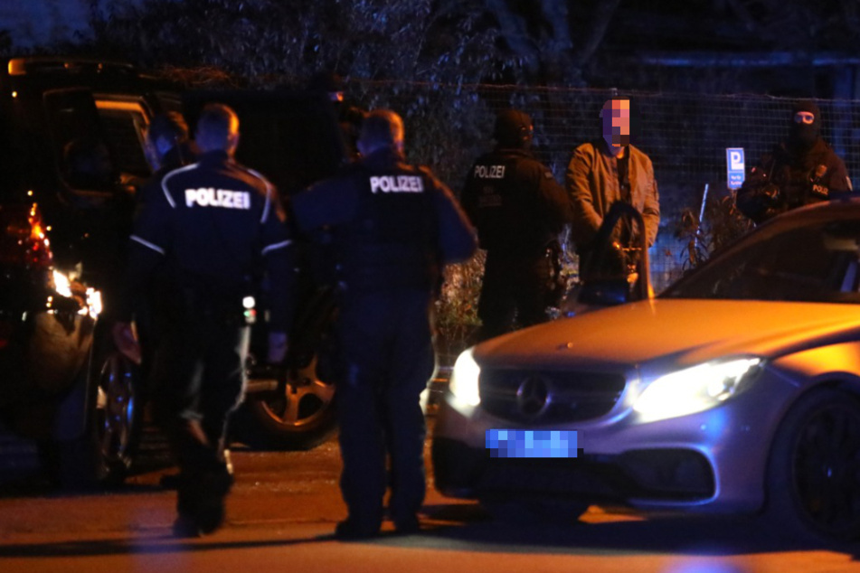 Ein 42-Jähriger ist am Samstag in Leipzig einer Polizeikontrolle unterzogen worden. Weil der Mann über einen Waffenschein verfügen soll, kam dabei sogar die lebEL-Gruppe zum Einsatz.