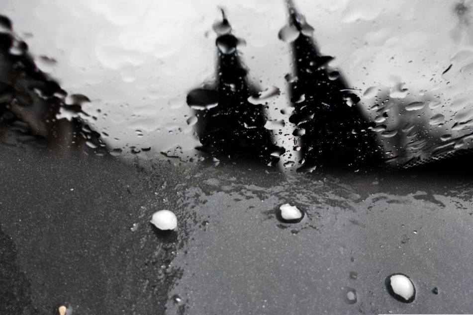 In Köln hat es mitten im Hochsommer kräftig gehagelt. (Fotomontage)