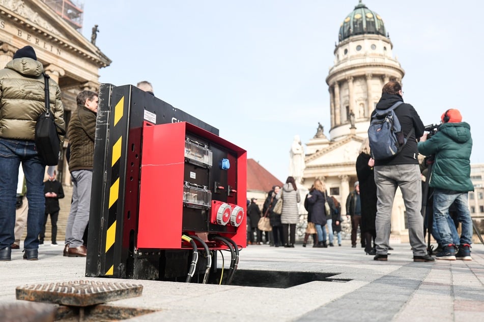 Bei der Wiederöffnung des Gendarmenmarkts wurde ein versenkbarer Stromverteiler gezeigt.