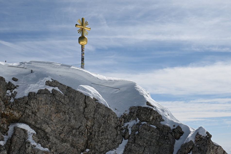 Nahe dem Gipfel der Zugspitze ist am Sonntagnachmittag ein 18-Jähriger nach einem Blitzeinschlag ums Leben gekommen.