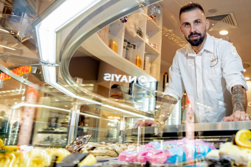 Benjamin Köhler, Inhaber des Eiscafés La Luna, steht in seinem Eiscafé in der East Side Mall an der Eistheke.