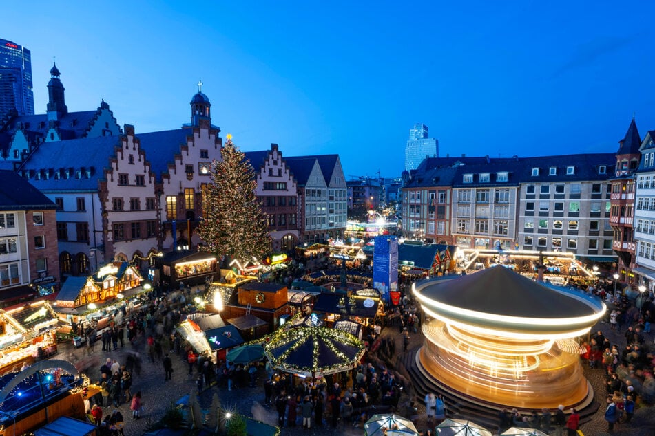 Das trockene und abends kühlere Wetter lädt in den kommenden Tagen zum Besuch der Weihnachtsmärkte - wie hier in Frankfurt - ein.