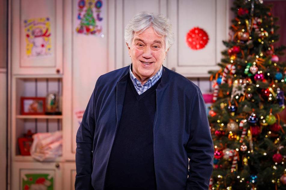 Traditionell bringt Rolf Zuckowski (78) seine Gitarre mit zum Kindertag und singt mit den kleinen Gästen seine bekannten Weihnachtslieder.