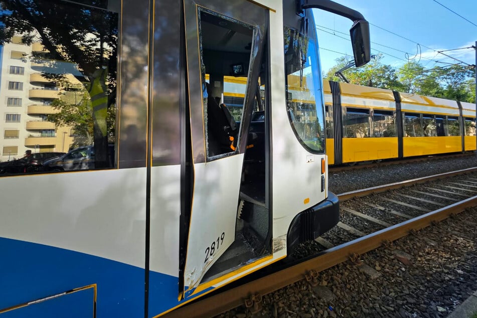 Die Tür der Straßenbahn wurde beschädigt.
