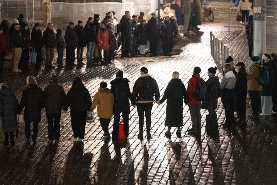 Eine riesige Menschenkette in der Altstadt.