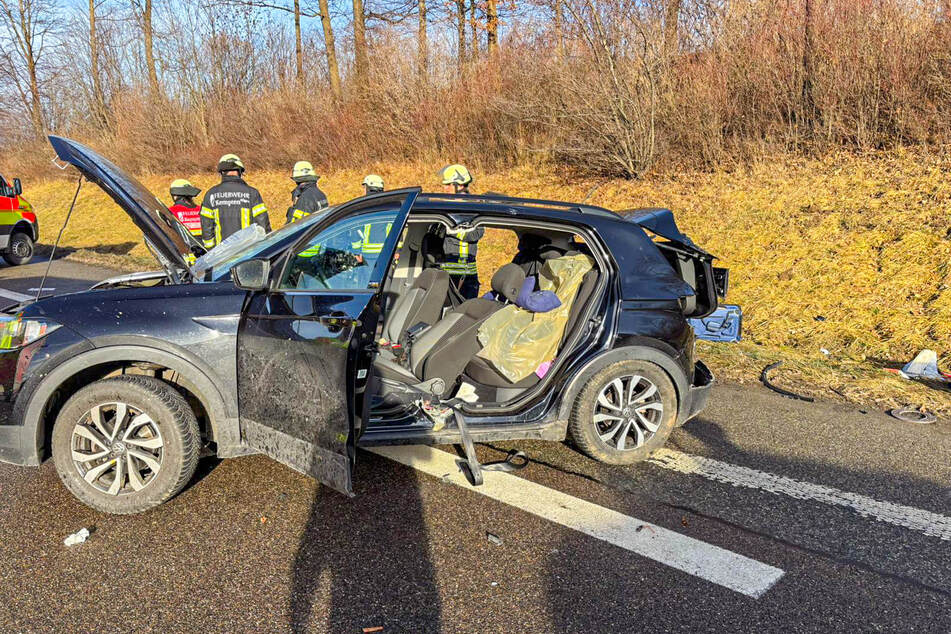 Die Feuerwehr kümmerte sich vor Ort um die Verletzten und die zerstörten Fahrzeuge.