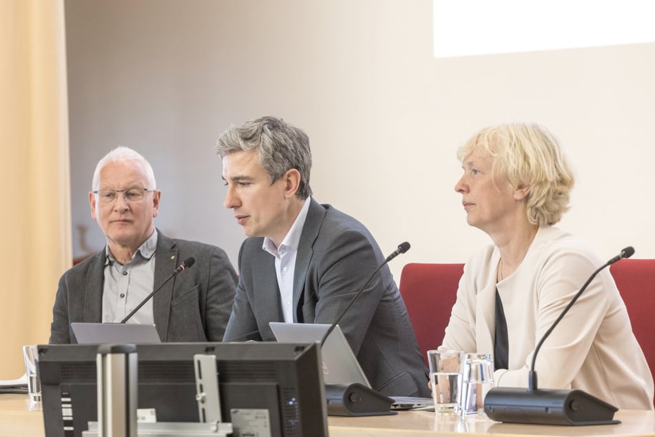 Unter der Moderation von Kreuzkirchen-Pfarrer Holger Milkau (63) standen Bürgermeister Stephan Kühn (45, Grüne) und Amtsleiterin Simone Prüfer (59) den Dresdnern Rede und Antwort.