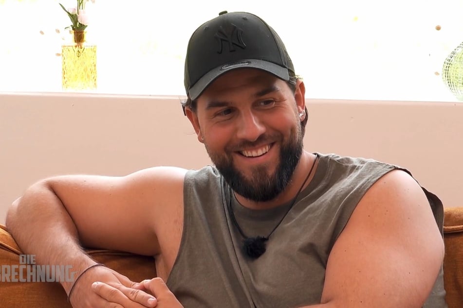 Maurice (28) freut sich sichtlich, die zweite Schwangerschaft seiner Freundin verkünden zu können.