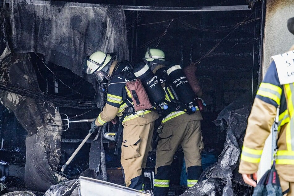 Die Feuerwehr untersuchte die Brandstelle unter anderem nach möglichen Glutnestern.