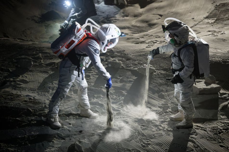 In der Simulationsanlage Luna wurde eine rund 700 Quadratmeter große, realistische Mondlandschaft nachgebildet.