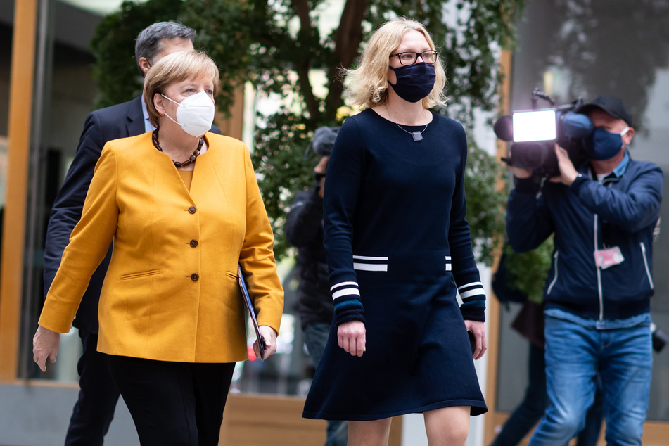 Bundeskanzlerin Angela Merkel (CDU, l.) wurde bei dem Termin sowohl von Personenschützern und etlichen Journalisten begleitet, als auch von Corinna Buschow, der Vorsitzenden der Bundespressekonferenz.
