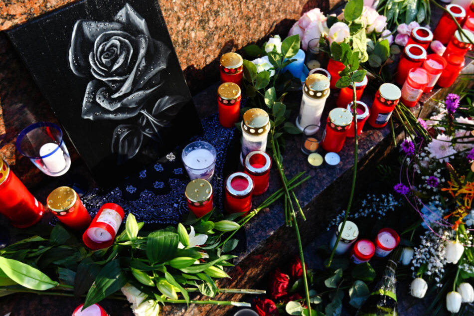 Blumen und Kerzen wurden nach dem Anschlag am Marktplatz in Hanau aufgestellt.