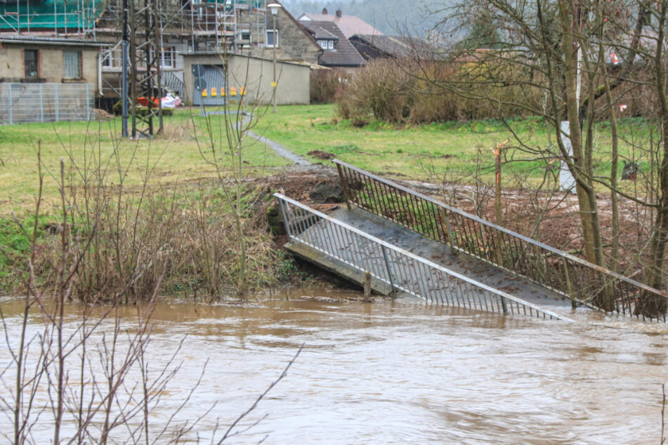 Wassermassen reißen Fußgängerbrücke mit