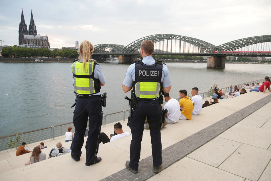 Der Kölner Rheinboulevard gilt bei schönem Wetter als Menschen-Hotspot - zu Corona-Zeiten kann das schnell zum Problem werden. (Archivfoto)