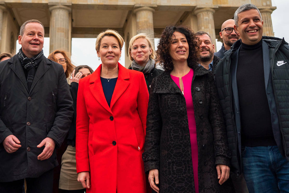 Klaus Lederer (47, Linke, vorne v.l.n.r.), Franziska Giffey (43, SPD), Bettina Jarasch (52, Grüne) und Raed Saleh (44, SPD) stehen zum Auftakt der Koalitionsgespräche mit weiteren Vertretern ihrer Parteien vor dem Brandenburger Tor. Am Montag gehen die Verhandlungen in die nächste Runde.