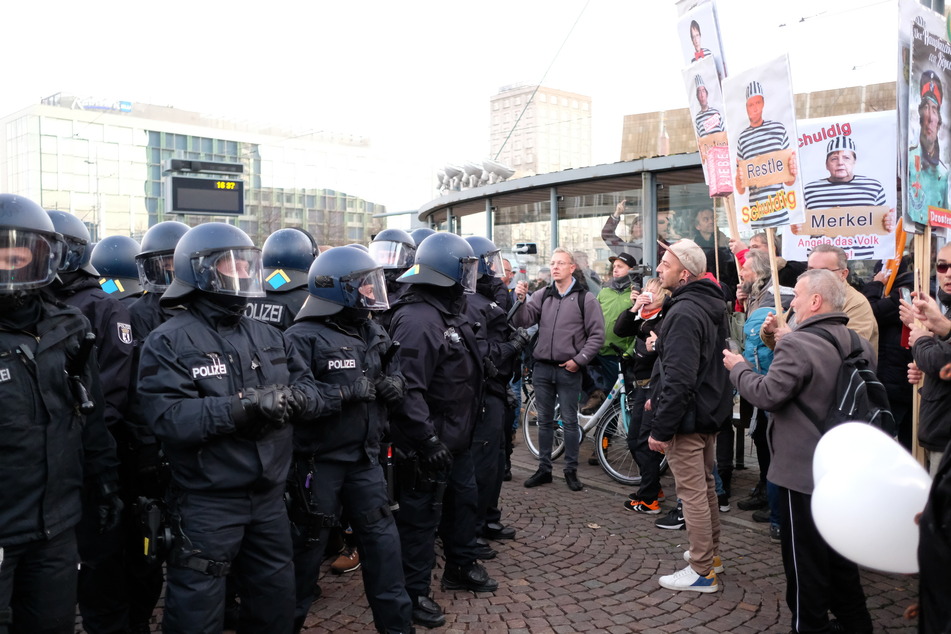 Im November 2021 mobilisierte die "Bewegung Leipzig" bundesweit für eine Massendemonstration in der Innenstadt. Es kam zu Ausschreitungen.