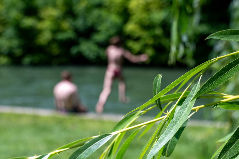 Ein Mann (36) springt in den Eisbach in München und kommt nicht zu seiner Kleidung zurück. Ein Freund ruft die Polizei, die eine Suche startet. Die könnte für den Vermissten teuer werden. (Symbolfoto)