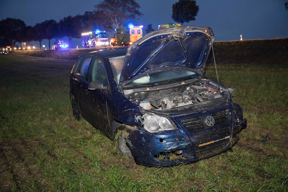 Schwerer Crash auf Bundesstraße: Autos landen auf Feld