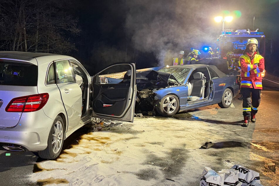 Auf der B8 zwischen Neumarkt in der Oberpfalz und Postbauer-Heng sind ein Mercedes und ein BMW frontal kollidiert.