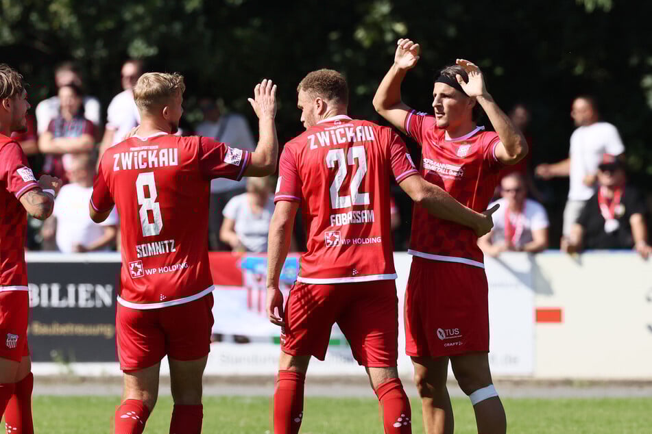 Jubel beim FSV Zwickau nach dem 2:0 von Veron Dobruna (25, r.).