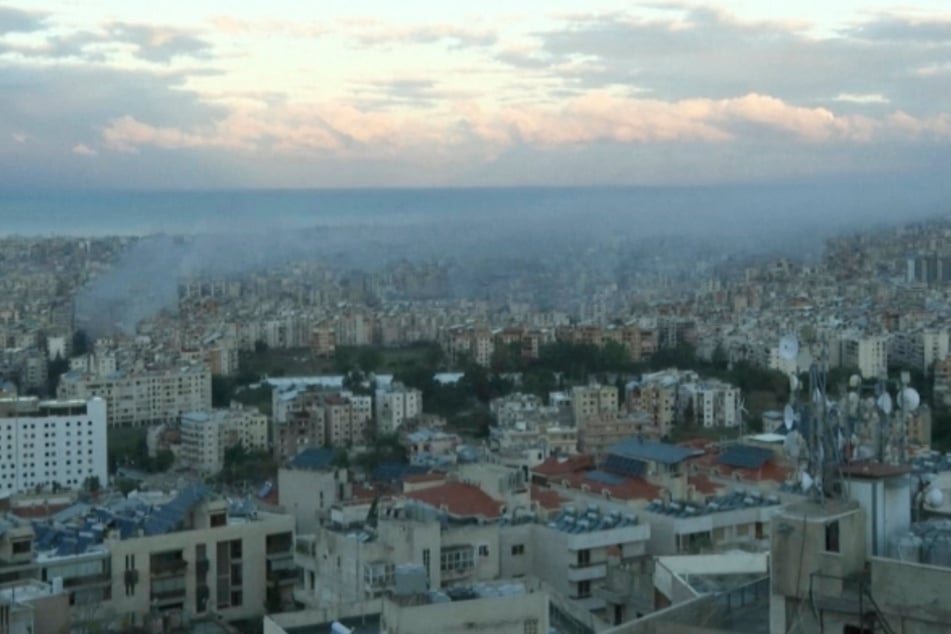 Rauch ist inmitten von Gebäuden in Beirut zu sehen. Kurz vor der vereinbarten Waffenruhe kam es in der Stadt noch einmal zu schweren Explosionen.