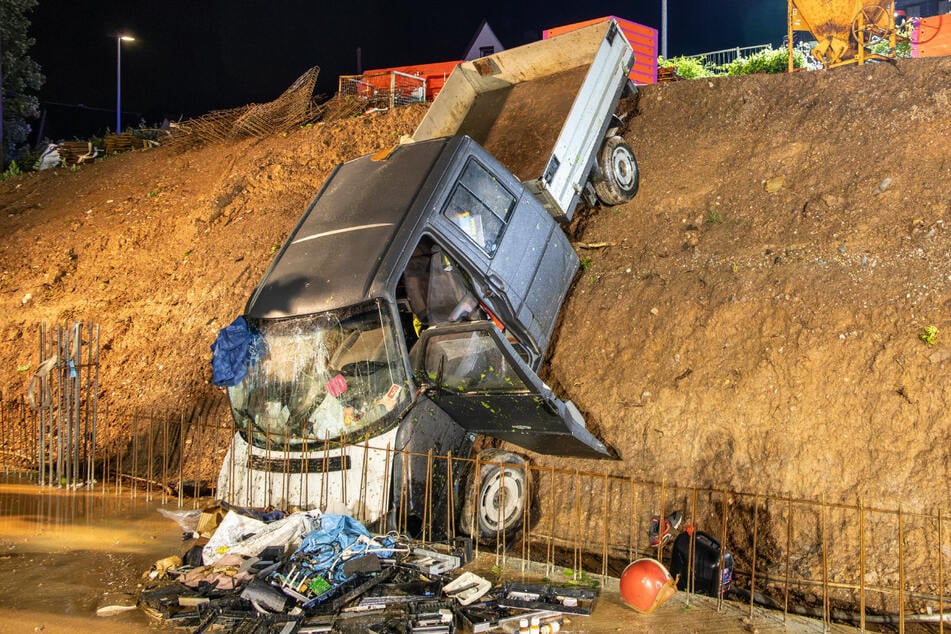 Der Transporter stürzte mehrere Meter tief auf das Baustellengelände.