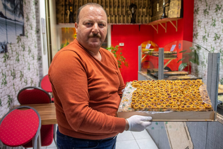 Omar Asmar (48) in seinem Geschäft Damas in der Inneren Klosterstraße in Chemnitz. Bis Nachmittag hatte er keinen einzigen Kunden.