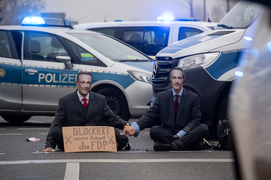 Die Gruppe löste mit ihren Protesten unter anderem in Form von Klebeblockaden auf Straßen und an Flughäfen vor allem in Berlin und München immer wieder Diskussionen aus.