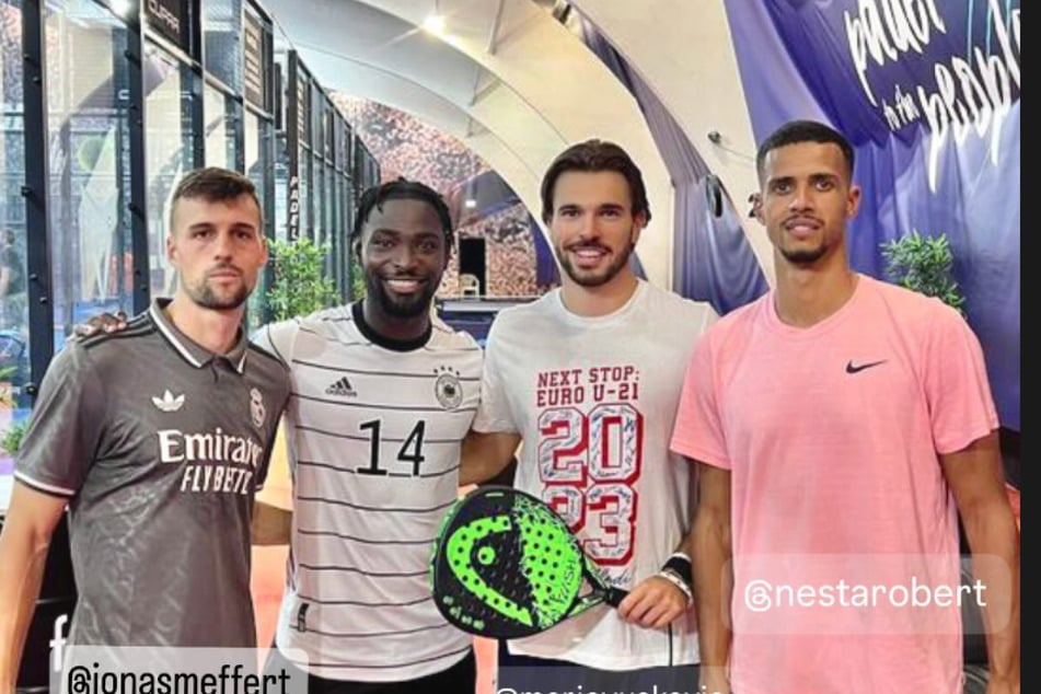 Mario Vuskovic (Zweiter von rechts) traf sich in Hamburg mit Ex-HSV-Kicker Stephan Ambrosius (Zweiter von links) sowie den aktuellen Teamkollegen Jonas Meffert (l) und Robert Glatzel (r) zu einer Runde Padel-Tennis.