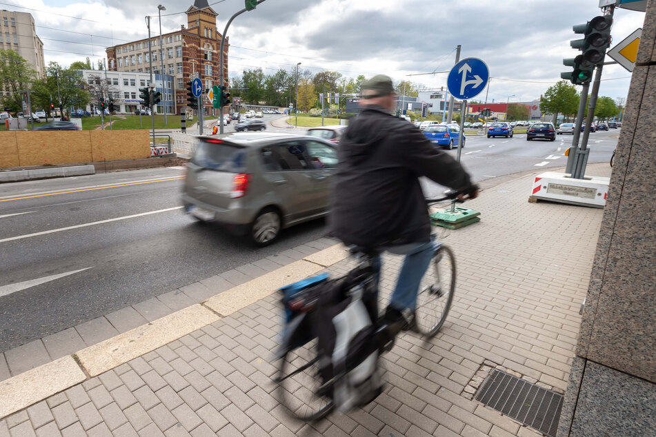 In der Zwickauer Straße prescht ein Radfahrer kurz vor der Barbarossastraße über den Gehweg. Diese Radweg-Lücke soll geschlossen werden.