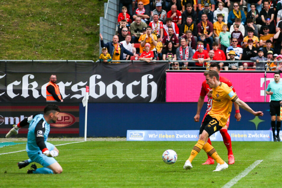 Niklas Hauptmann (27, r.) besiegelte mit seinem Siegtreffer den Abstieg der Schwäne aus der 3. Liga.