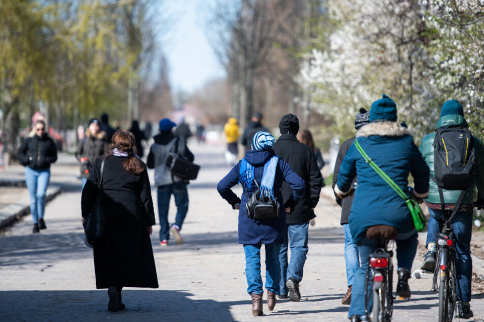 Menschen genießen das Wetter im Mauerpark.