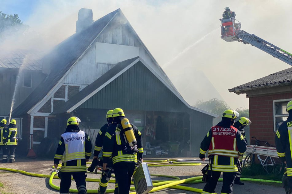 Feuerwehrleute löschen den Brand.