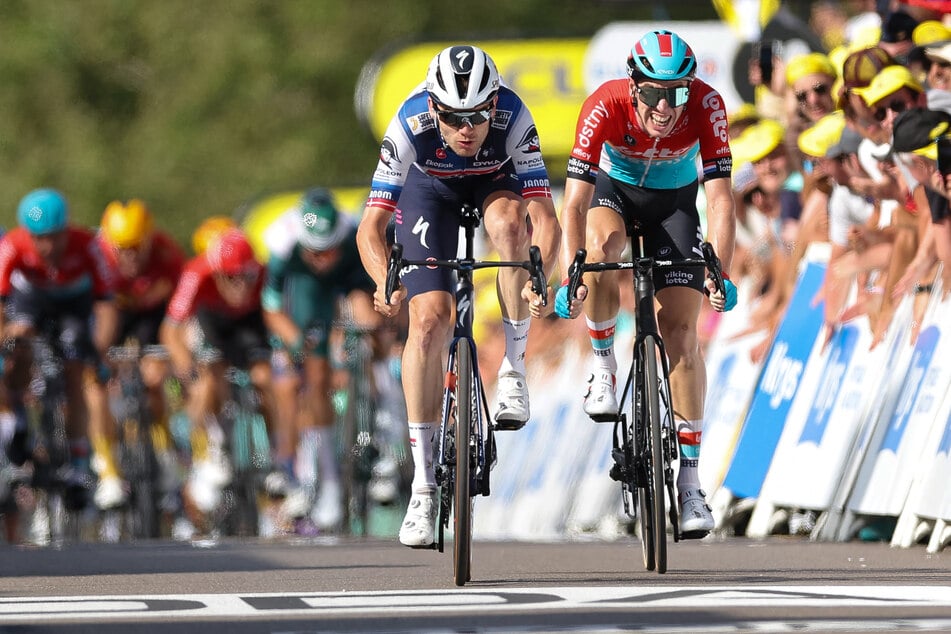 Im Hintergrund raste das Hauptfeld an, aber sie kamen zu spät: Kasper Asgreen (28, blaues Trikot) gewinnt vor Pascal Eenkhoorn (26).