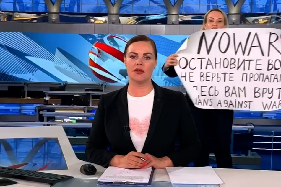 Marina Owssjannikowa (44, r.) hat mit ihrer mutigen Aktion im russischen Staatsfernsehen für Aufsehen gesorgt.