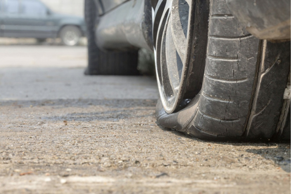 Böses Erwachen in Leipzig-Altlinendau am Montagmorgen: An mehr als 30 Autos wurden Reifen zerstochen. (Symbolbild)