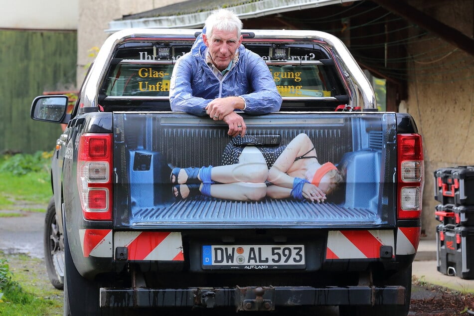 Tatortreiniger Thomas Pauland (58) besteht, trotz Ärger, auf sein Werbeplakat.