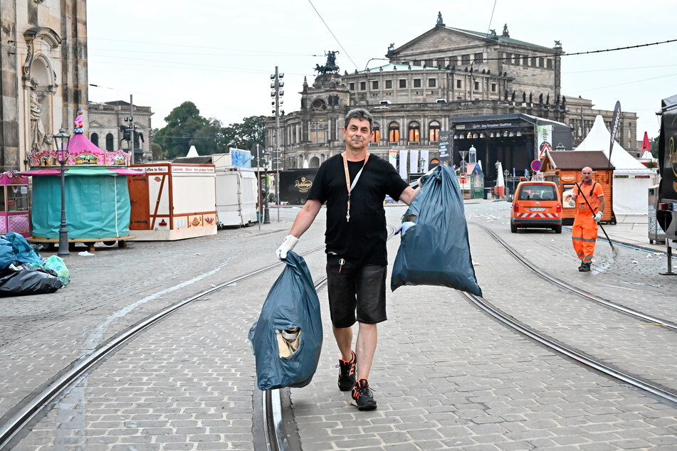 Säckeweise Stadtfest-Dreck: Tilo Schulze (62) und seine Kollegen sind die "Canaletto"-Helden.