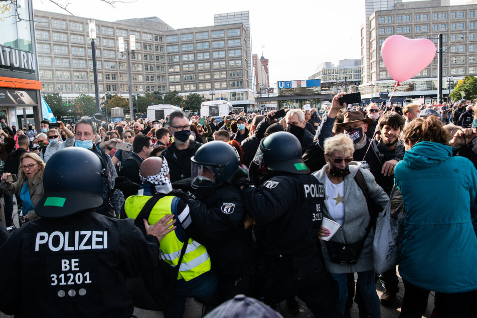 Laut der Berliner Innenverwaltung werden Corona-Leugner zunehmend aggressiver. Dieses Bild stammt von einer Demonstration am Berliner Alexanderplatz vom 25. Oktober.
