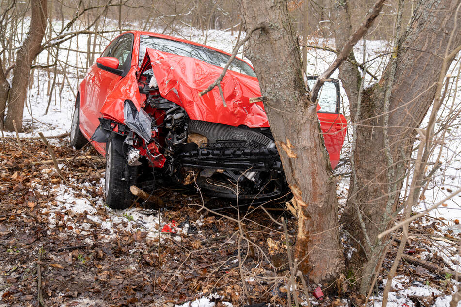 VW kommt von Straße ab und kracht frontal gegen Baum: Zwei Verletzte
