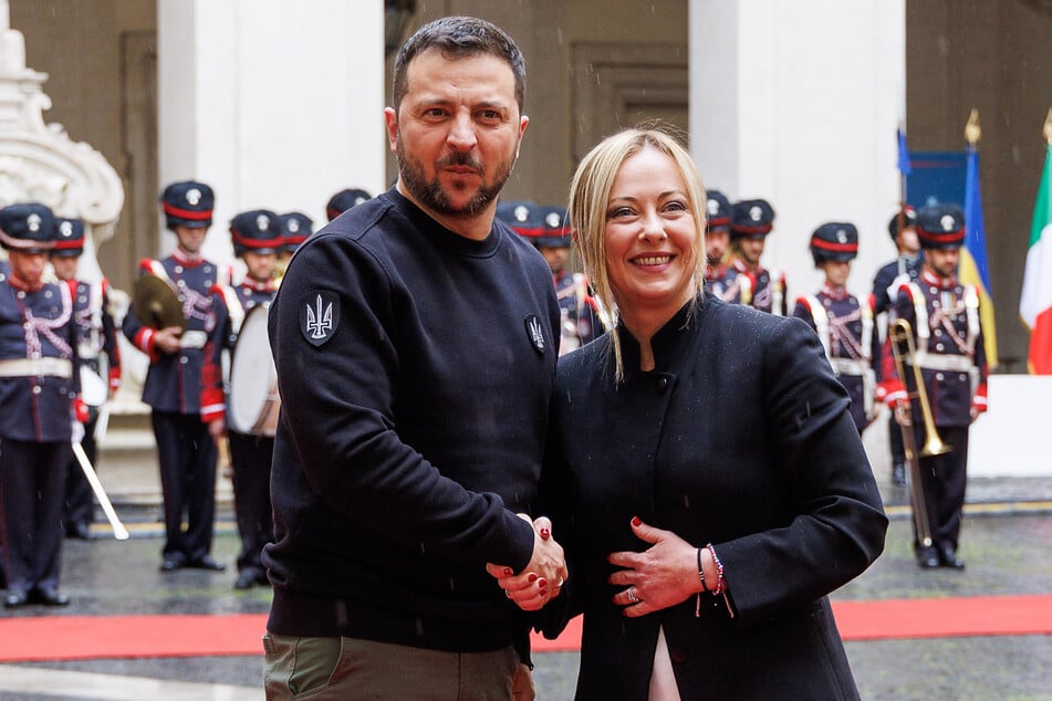 Italiens Ministerpräsidentin Giorgia Meloni (46) schüttelt dem ukrainischen Präsidenten Wolodymyr Selenskyj (45) die Hand.