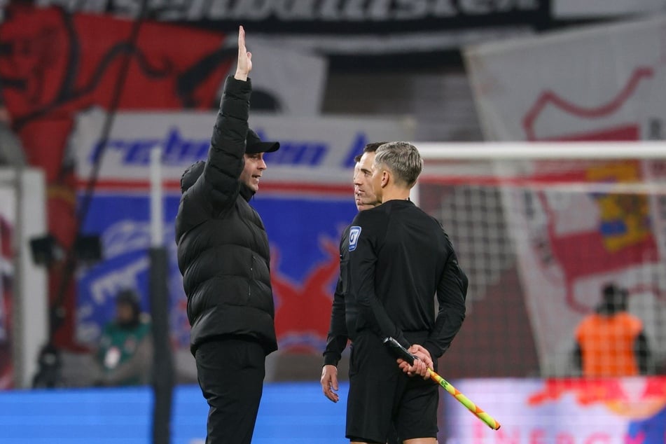 Die Verantwortlichen von RB Leipzig, unter anderem Trainer Ole Werner (37, l.), diskutierten ausgiebig mit Schiedsrichter Benjamin Brand (36). Allerdings ohne Erfolg.