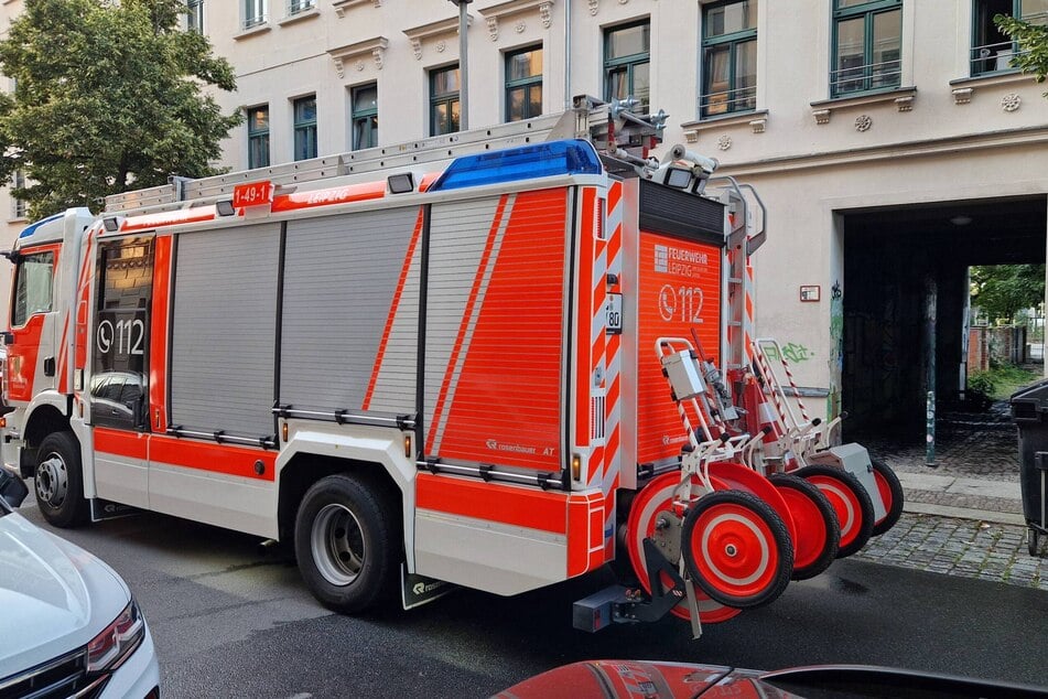 Die Feuerwehr löschte die Flammen. Mehrere Anwohner mussten wegen des Verdachts auf Rauchgasvergiftung medizinisch versorgt werden.